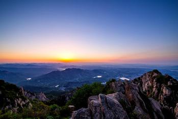 东岳泰山荣登山东十大爬山好去处榜首，东海仙山位居第二。